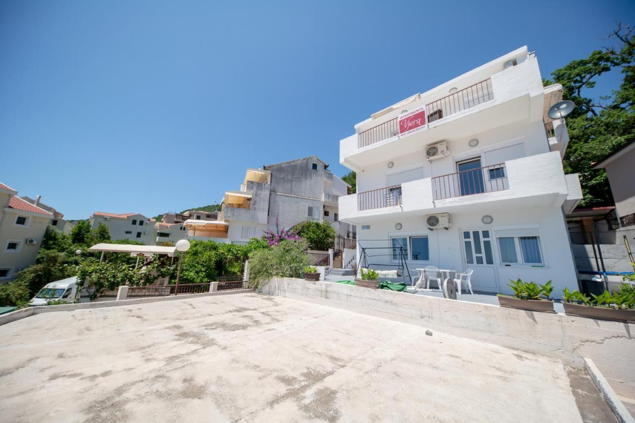 Apartments Vjera Petrovac Екстер'єр фото