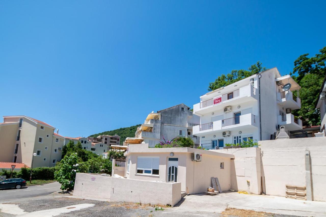Apartments Vjera Petrovac Екстер'єр фото