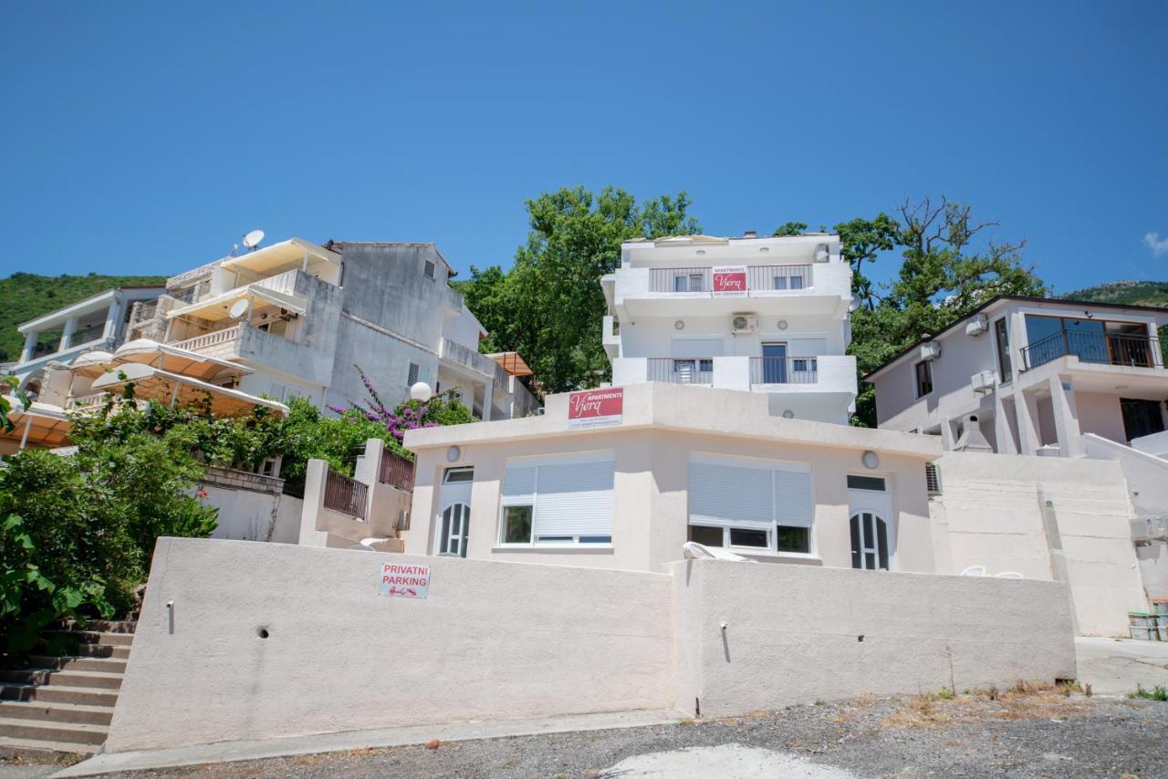 Apartments Vjera Petrovac Екстер'єр фото