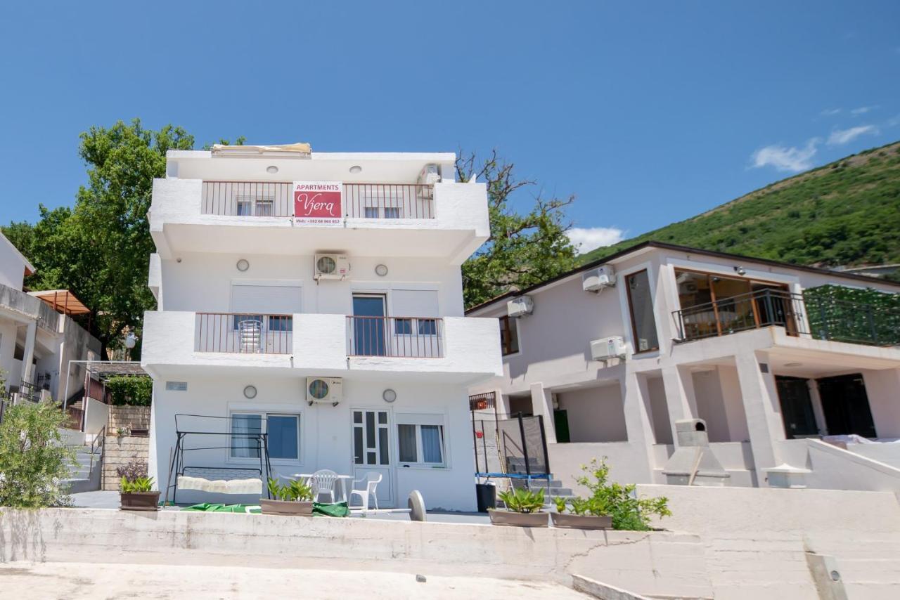 Apartments Vjera Petrovac Екстер'єр фото
