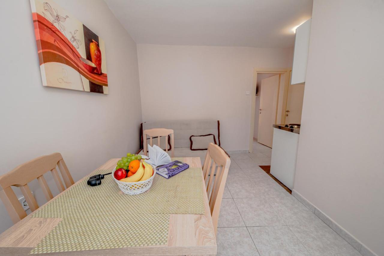 Apartments Vjera Petrovac Екстер'єр фото