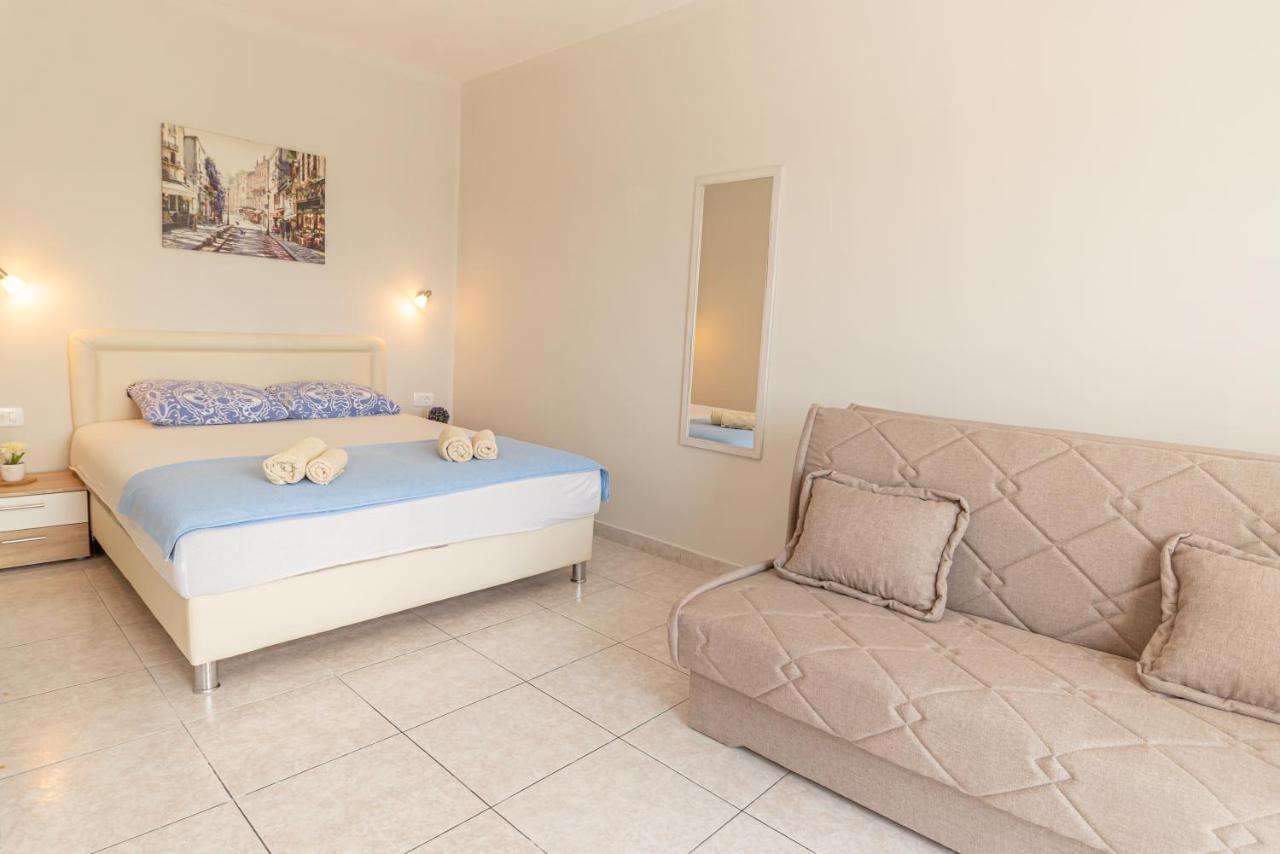 Apartments Vjera Petrovac Екстер'єр фото