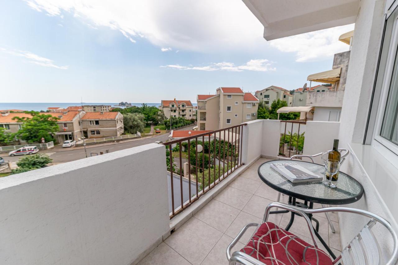 Apartments Vjera Petrovac Екстер'єр фото