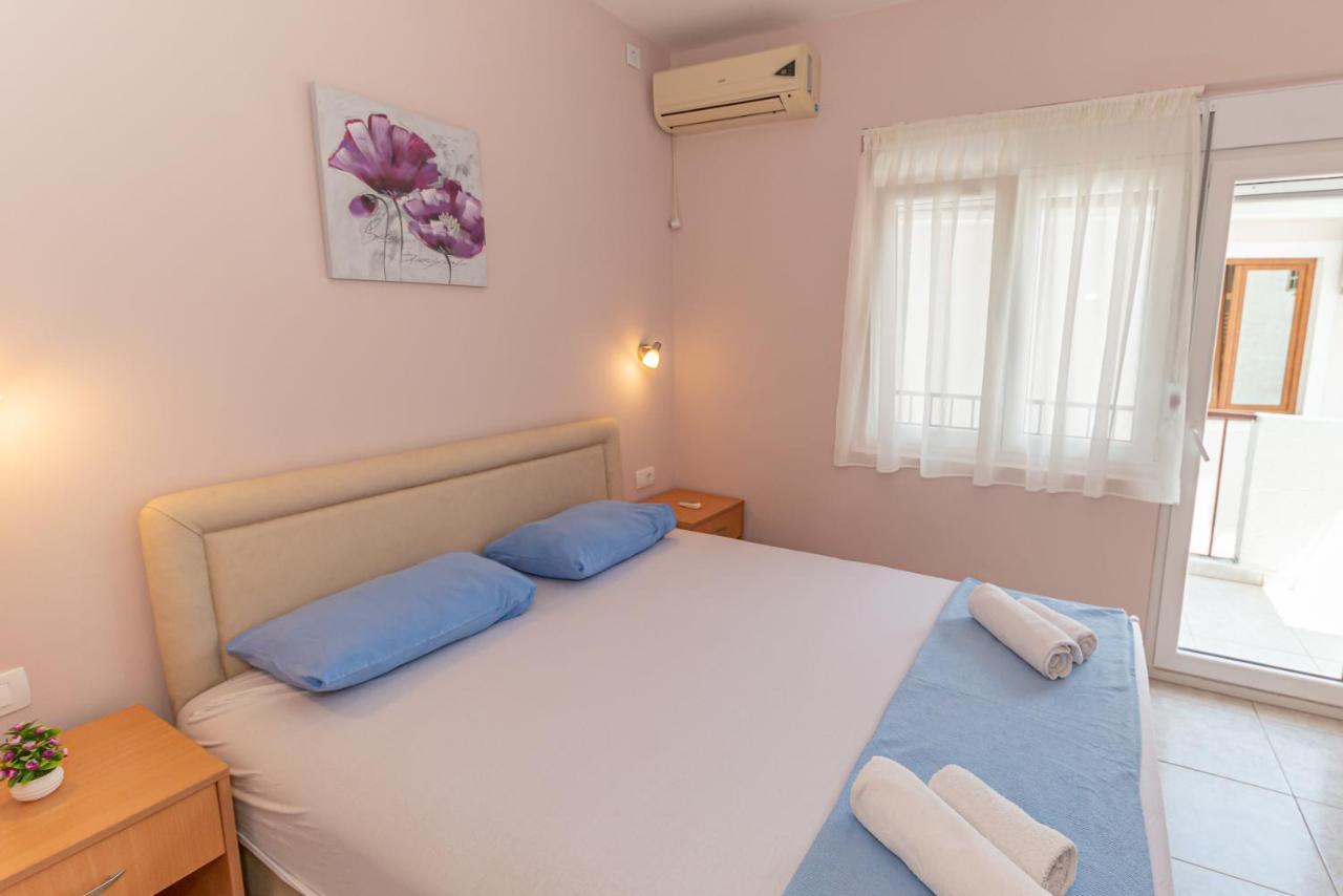 Apartments Vjera Petrovac Екстер'єр фото