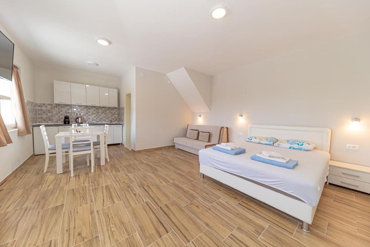 Apartments Vjera Petrovac Екстер'єр фото