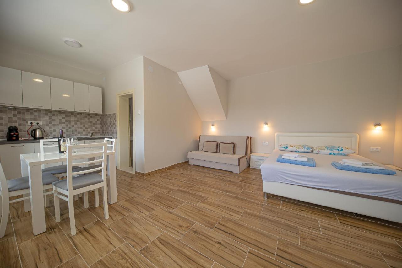 Apartments Vjera Petrovac Екстер'єр фото