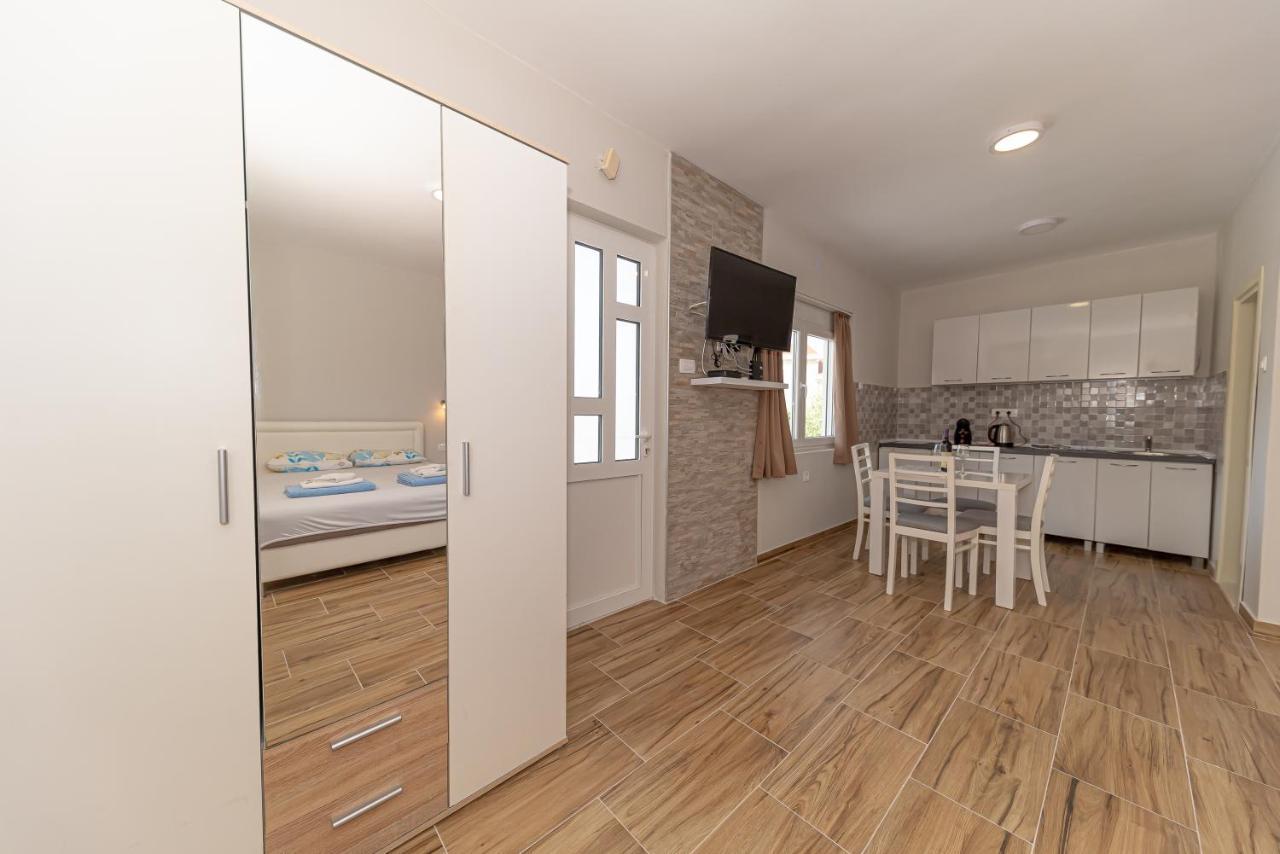 Apartments Vjera Petrovac Екстер'єр фото
