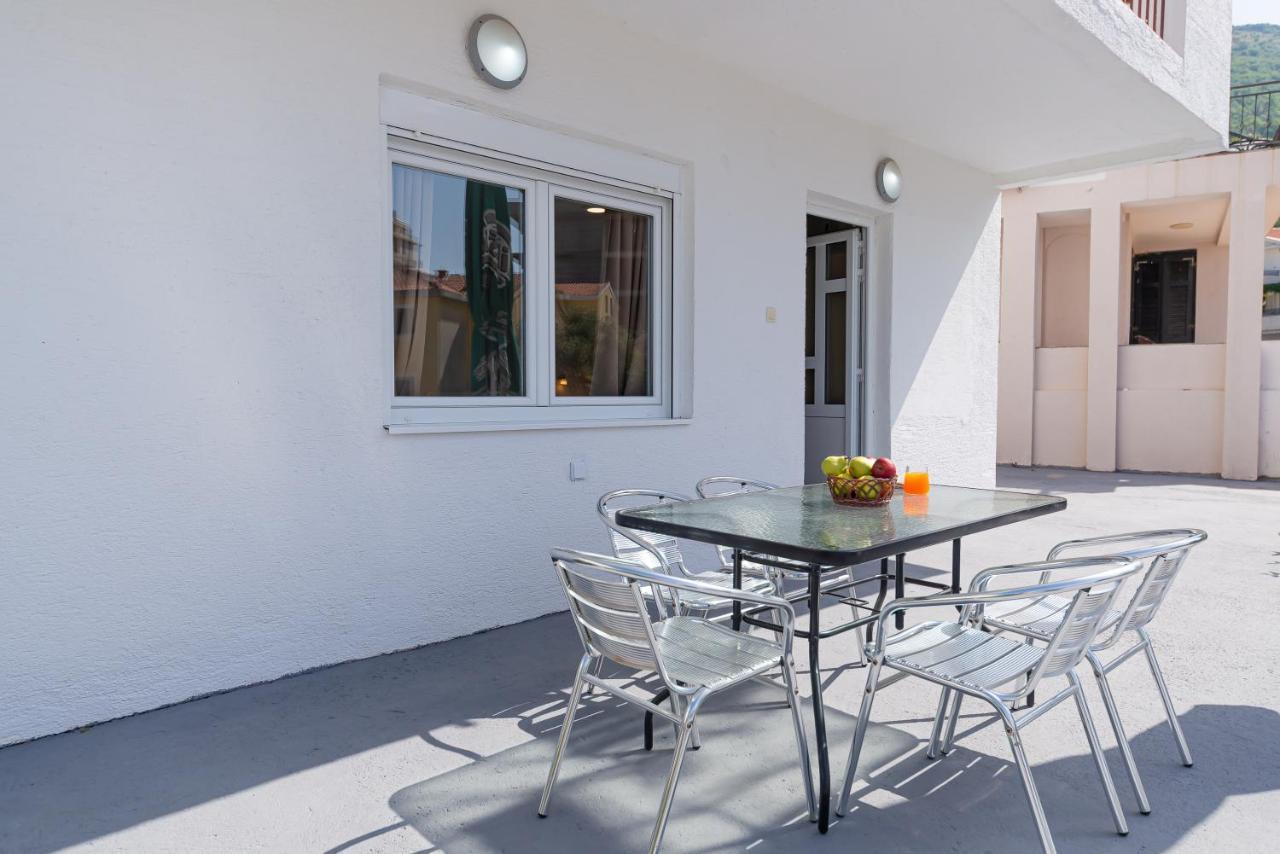 Apartments Vjera Petrovac Екстер'єр фото